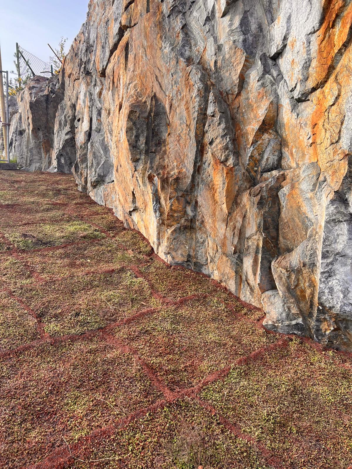 Bergvägg med naturlig orangeton
