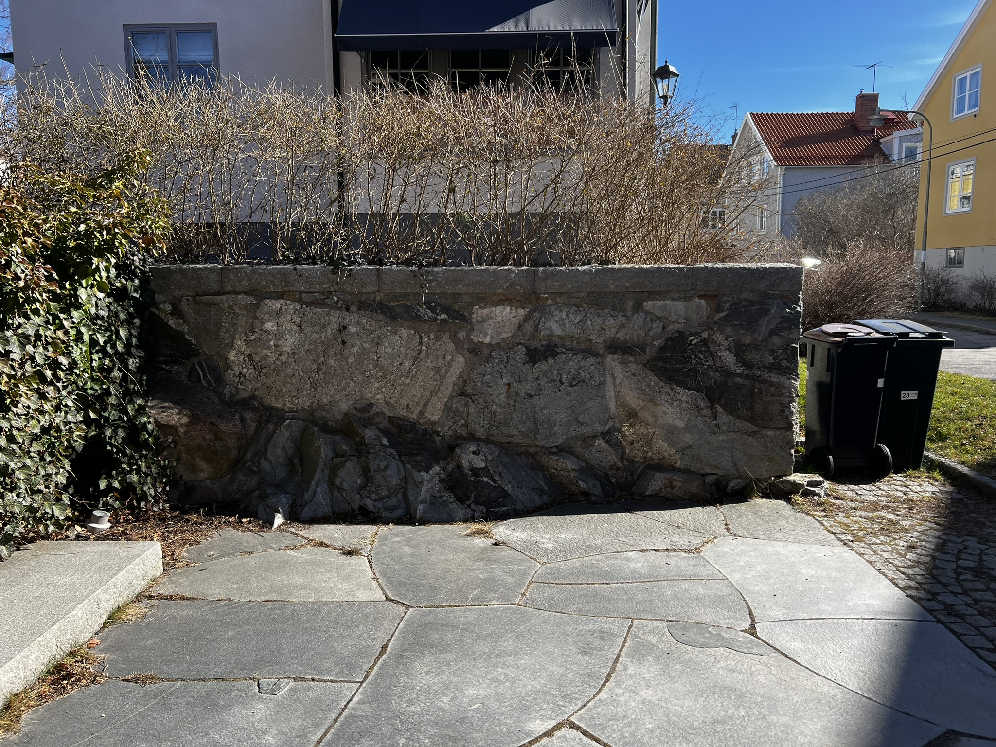 Trädgårdsvy med belysning